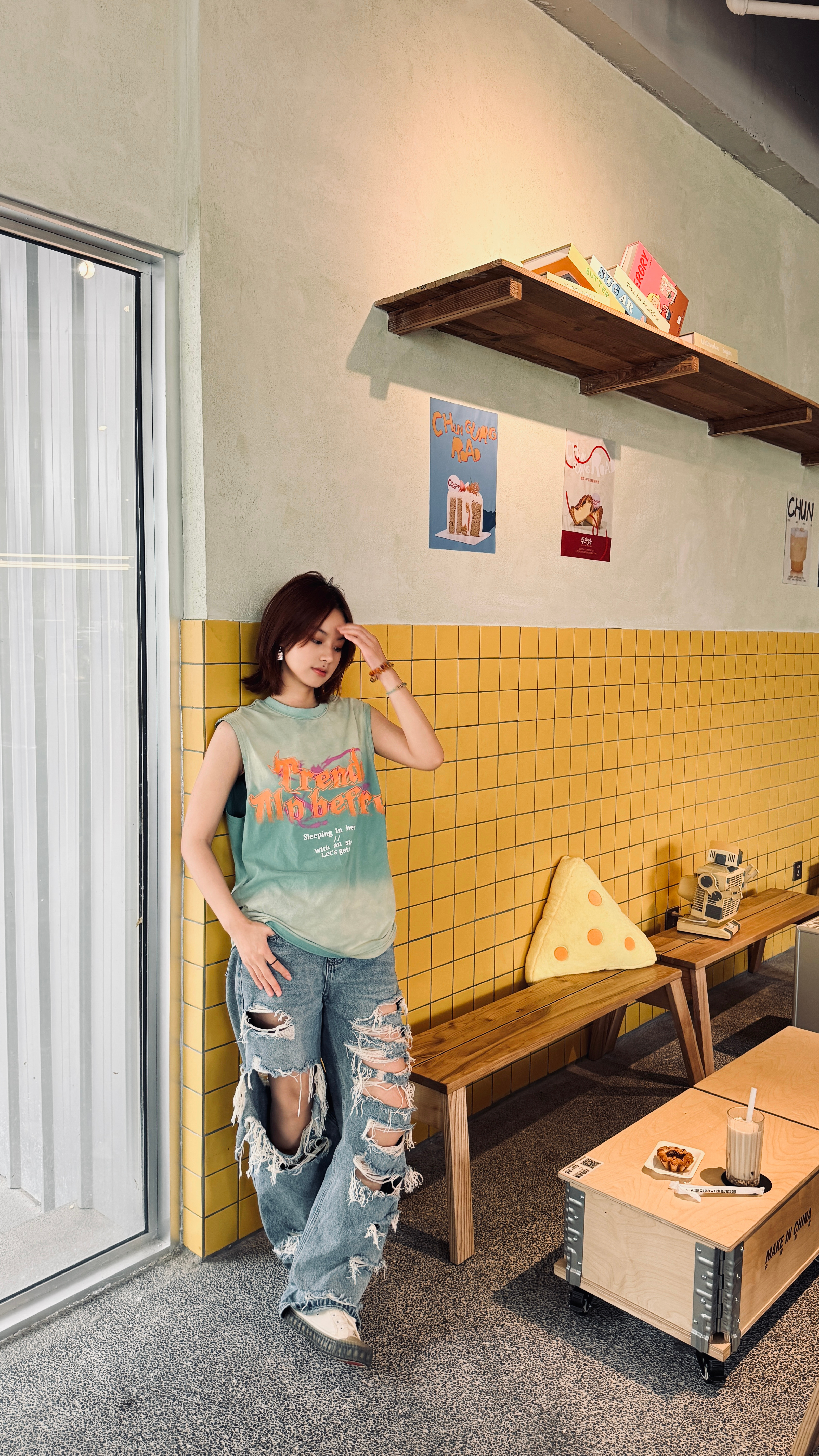面包脑袋出门belike和舍友去学校旁边新开的咖啡店看见面包和芝士完全走不动道如
