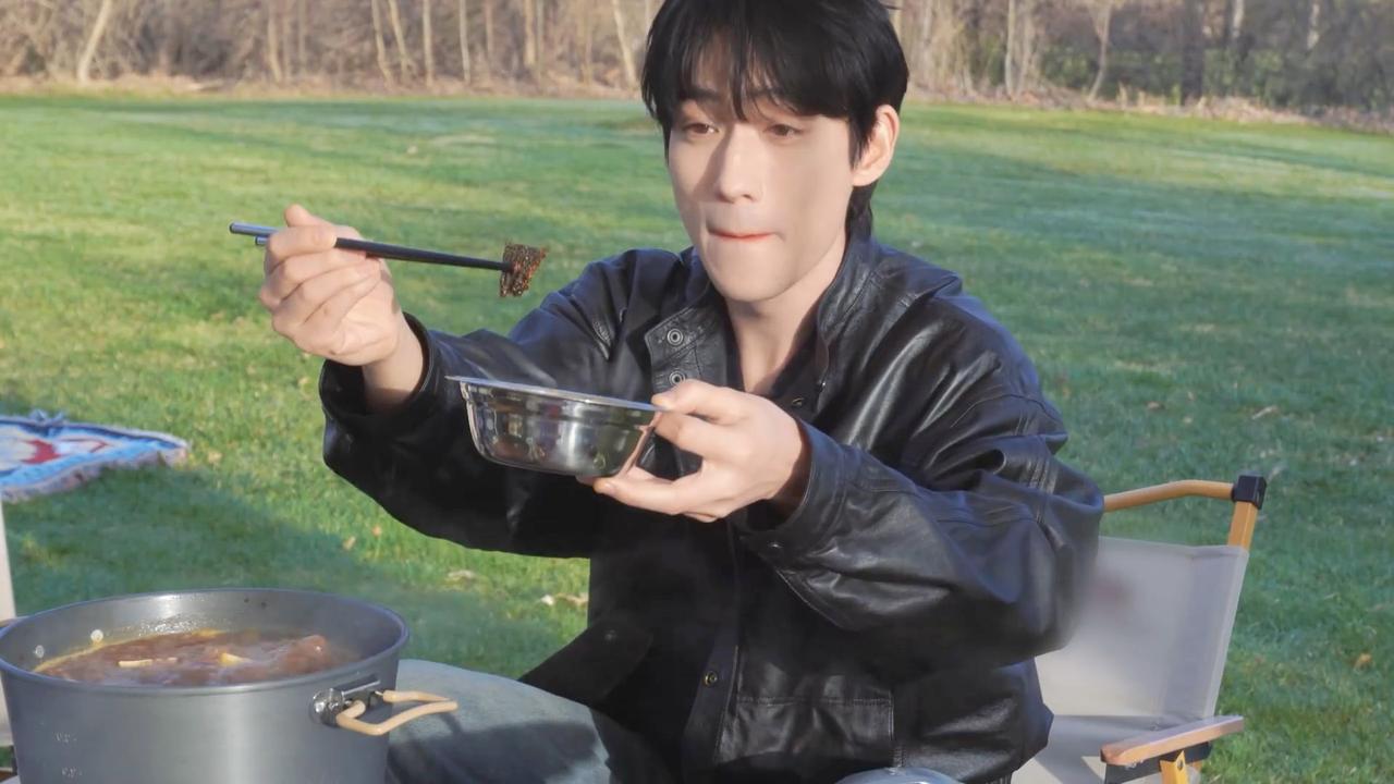 朱一龙“水果报吃”：顶流也难逃的海外美食“劫”

2026年开年，朱一龙在洛杉矶