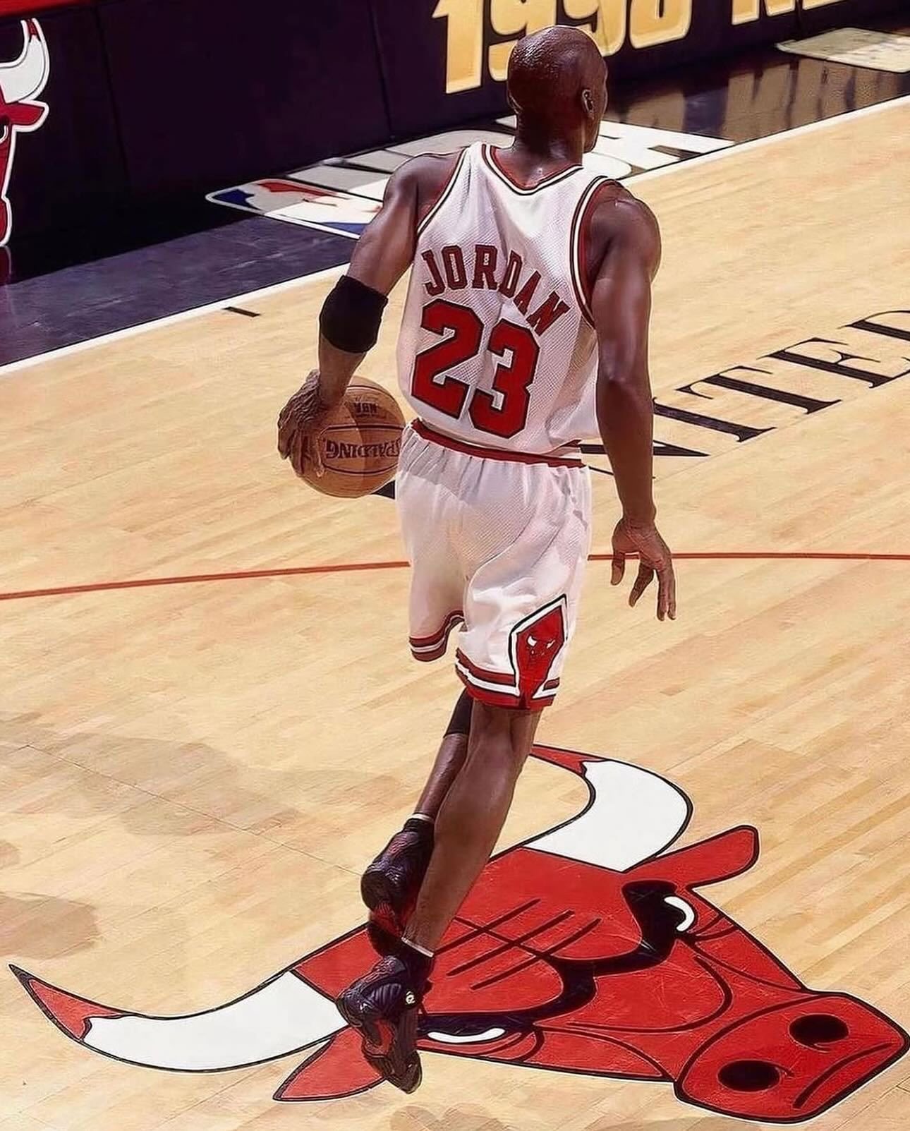 迈克尔·乔丹1998年NBA总决赛G3所穿的比赛球衣将于今日开启拍卖，预计有望成