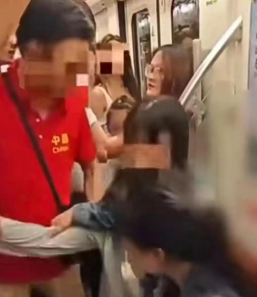 这个成都妈妈真的好勇敢，6月21号这个成都女人和她的女儿在坐地铁时，地铁上来了个