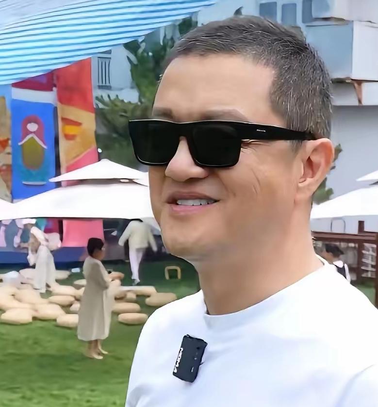 李亚鹏，再次冲上热搜！
4月9日晚上，李亚鹏在直播间不加掩饰，对网友质疑的“虚假