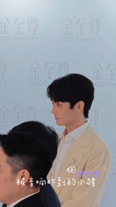 我宝这个易受惊体质啊～被音响吓一跳～哈哈哈委屈🥺巴巴的眼睛眨眨～好萌好想欺负他