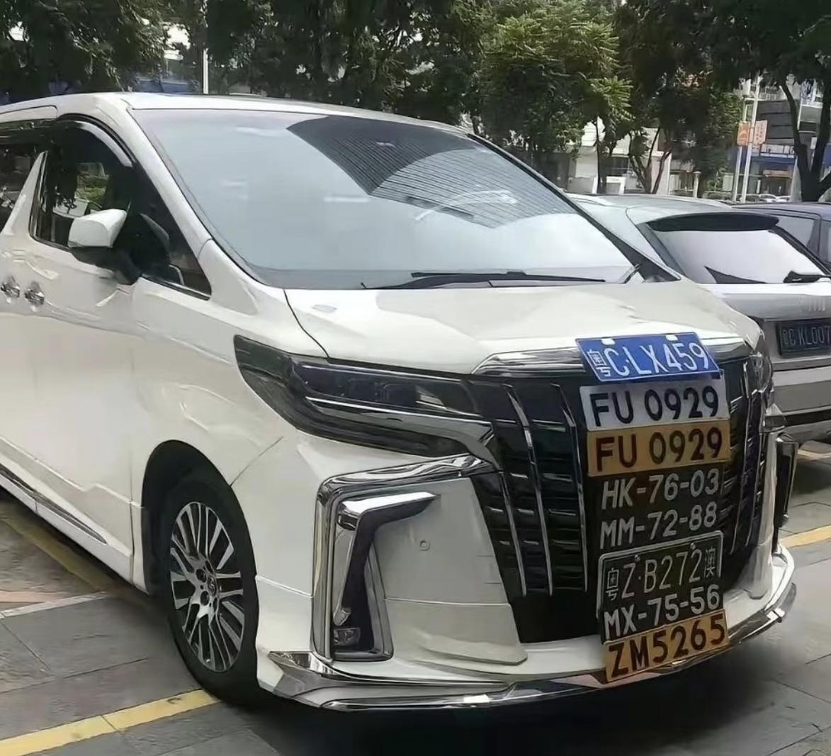 非常好奇什么样的车会同时挂这么多牌子？数了一下足足有8块之多！

尤其是图中的F