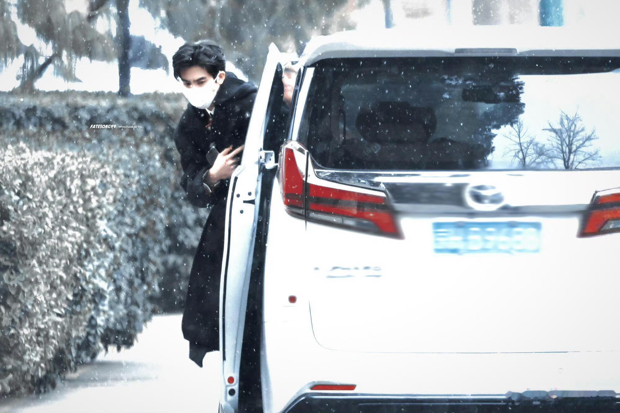 从宋威龙这几张图里仿佛看到了林屿森， 跟角色的契合度真的好高，宋威龙雪中神图有了