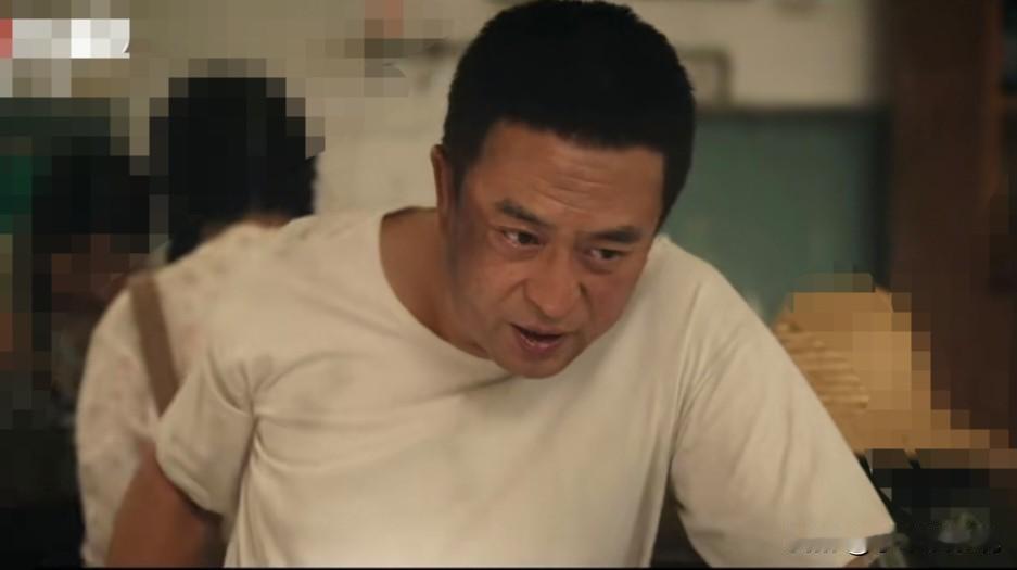胡三元这段戏，两滴泪滴进碗里，比任何词都重。

看他把碗举得脸都快埋进去，眼泪一