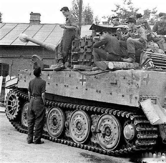 准备进行铁路运输的大德意志师属重坦克营的老虎，摄于1944年的罗马尼亚。此时该部