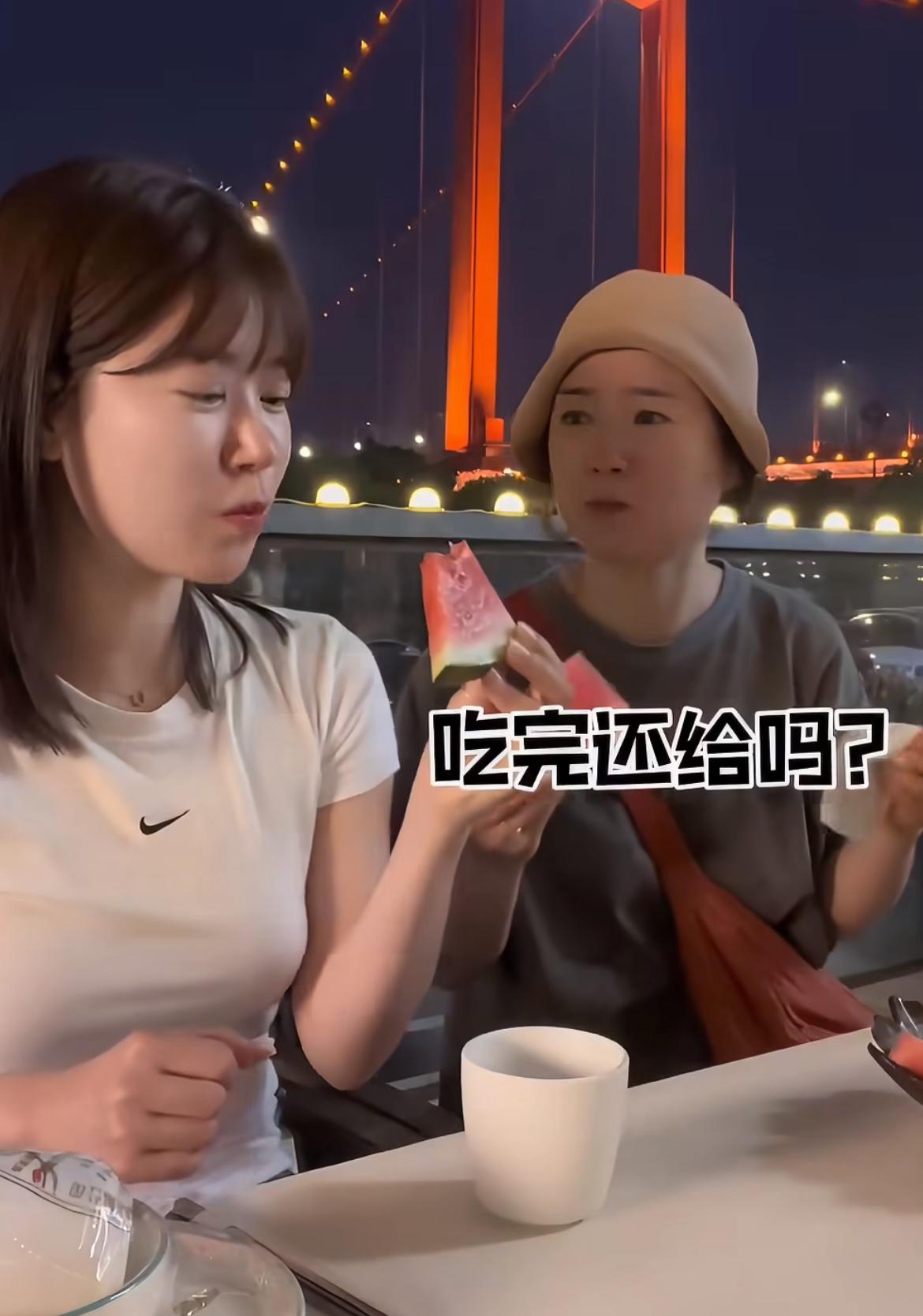 韩国人听到西瓜可以免费续，眼睛都发光了，直呼西瓜在韩国可是很贵的水果，两个人一直