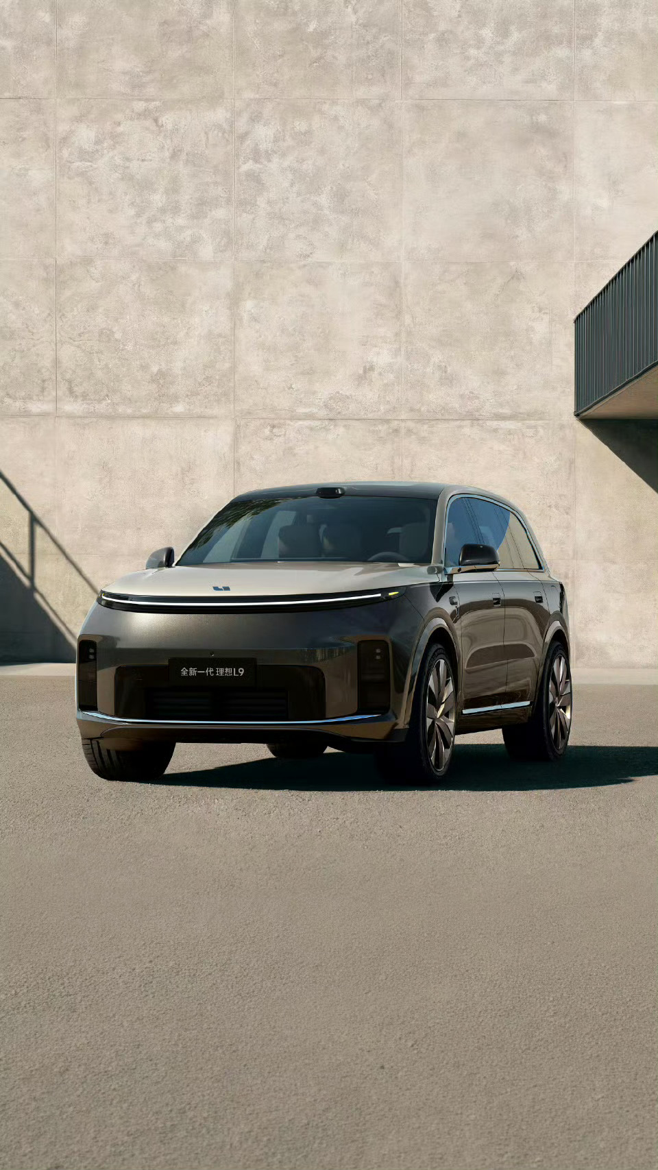 全新一代理想L9 Livis。主动悬架、后轮转向、ADB大灯、双色车身，星环灯变