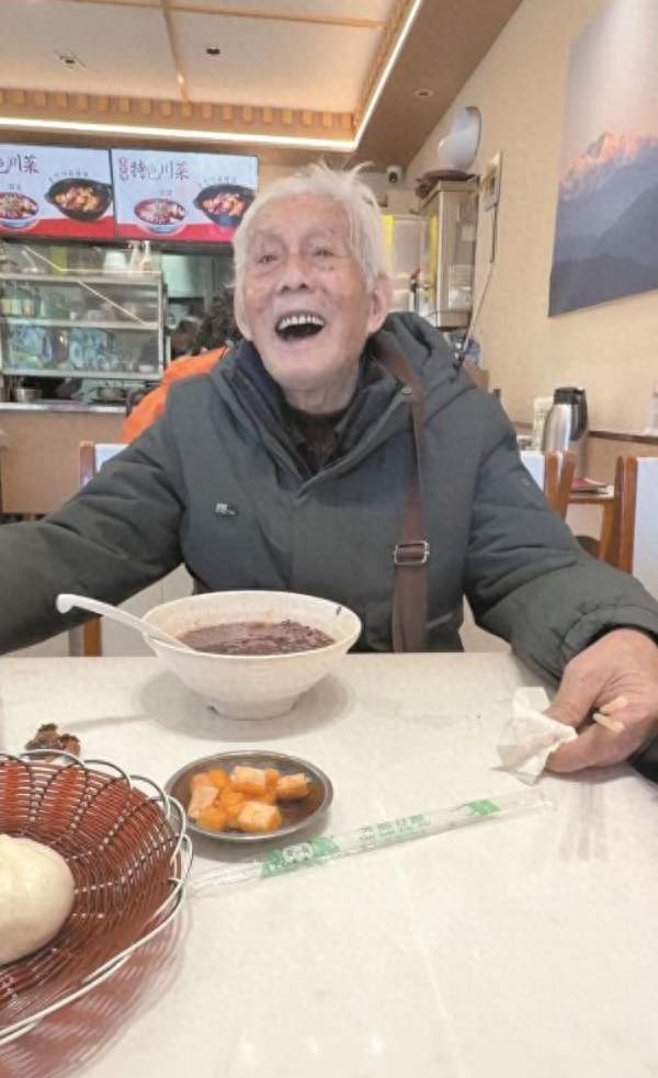 94岁谭爷爷独自乘40多小时火车到西藏旅游，熟练使用手机订票订酒店，还会拼车，本人回应