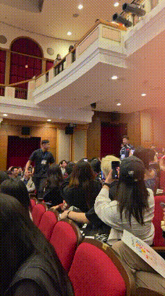 马龙到香港理工大学进行交流，一进去会场。所有同学都疯狂了，各个举着手机咔咔一顿拍