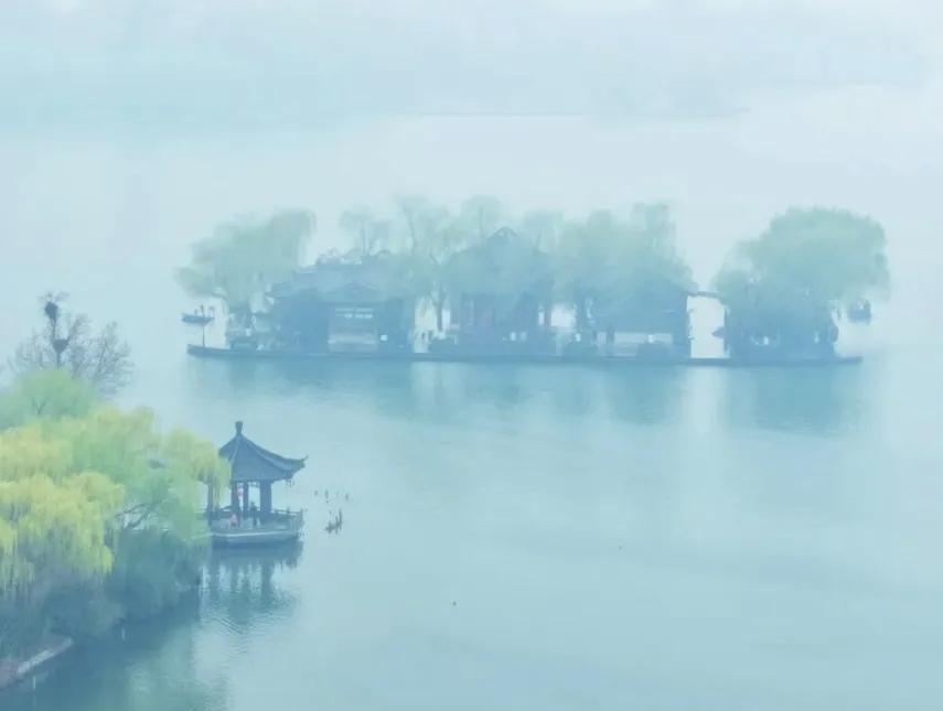 回家的路上，篮天白云，厚厚的白云似乎没有下透雨，阳光的照射下变幻着图形，慢慢向后