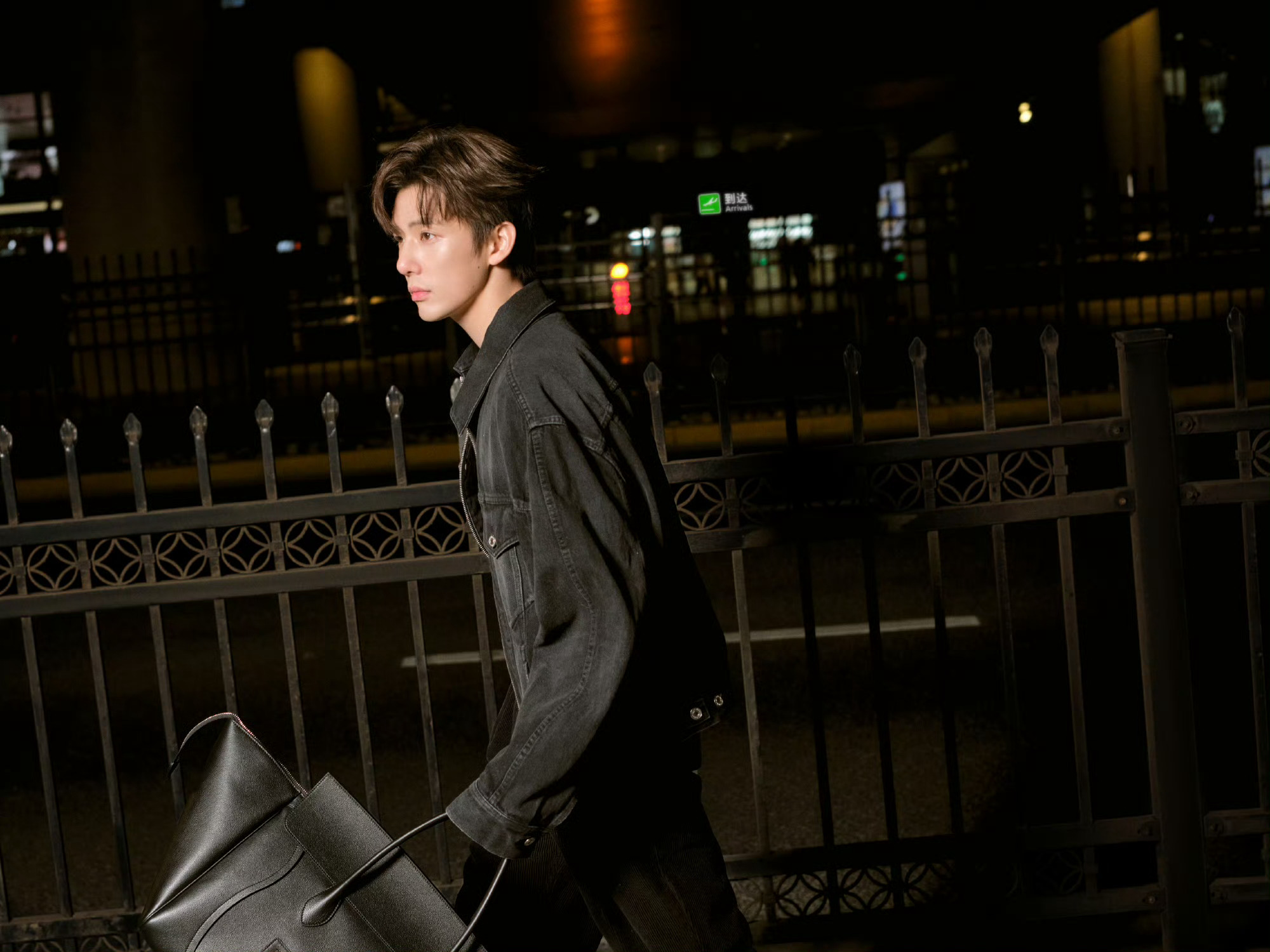 王安宇巴黎时装周出图 品牌大使王安宇🛫巴黎时装周，一身Celine简约牛仔造型