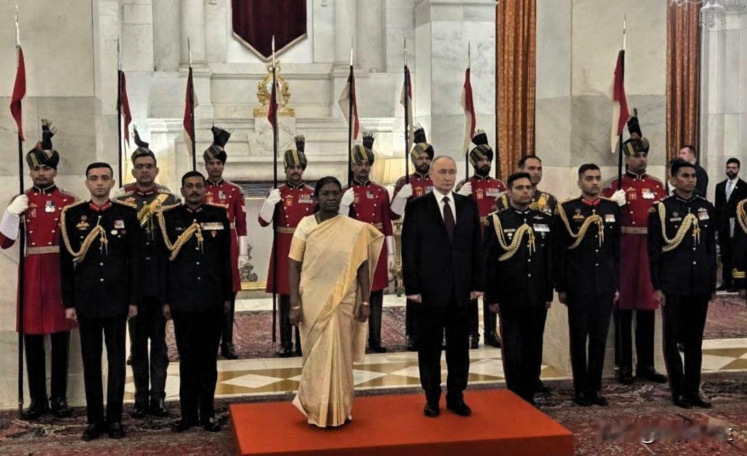 印度总统德劳帕迪·穆尔穆为俄罗斯总统普京举行国宴。这排面可是整到位了！ ​​​