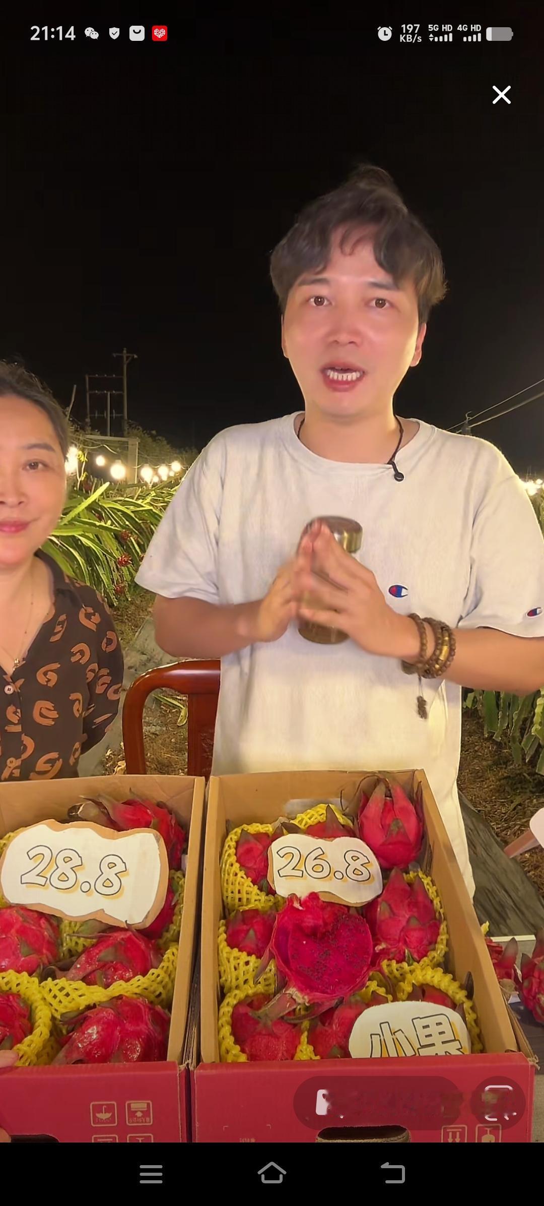 邓博回归原生家庭已有两年多，这些年他一直陪伴在父母身边，用心打理家里的火龙果园。