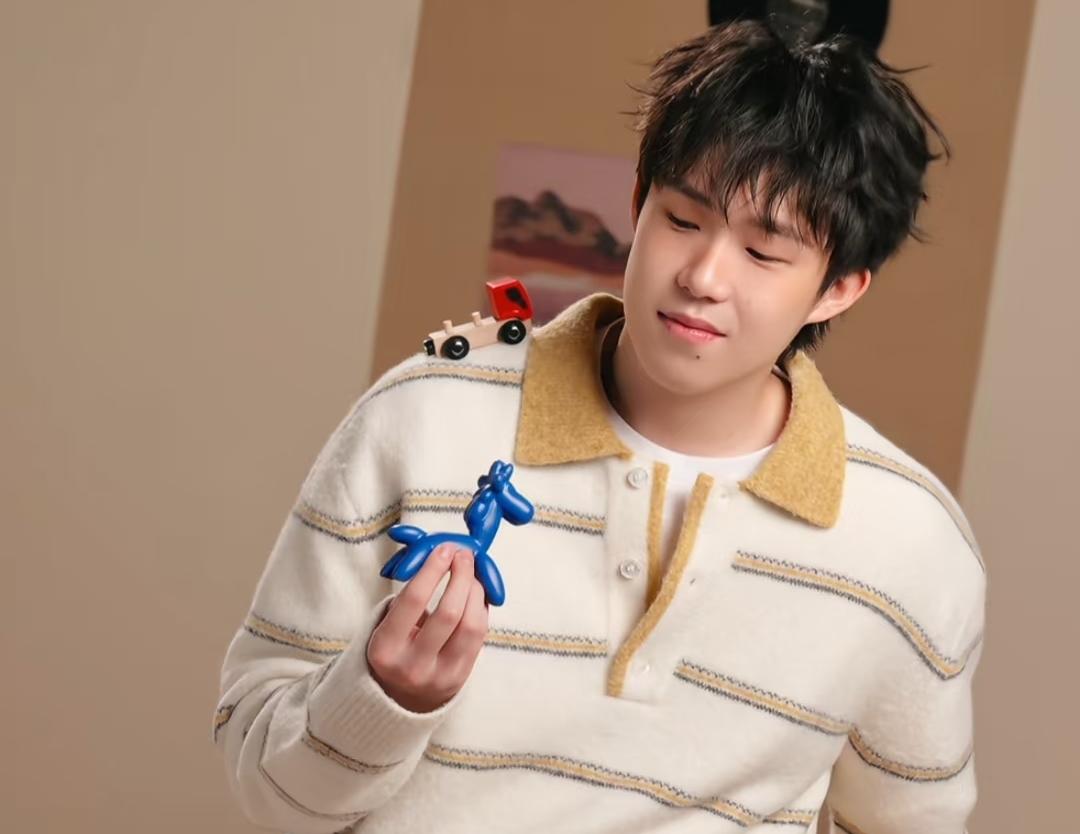 王楚钦这样一个小伙子
他怎么能帅成这样，关键是他在每个场合帅得都不一样。

赛场