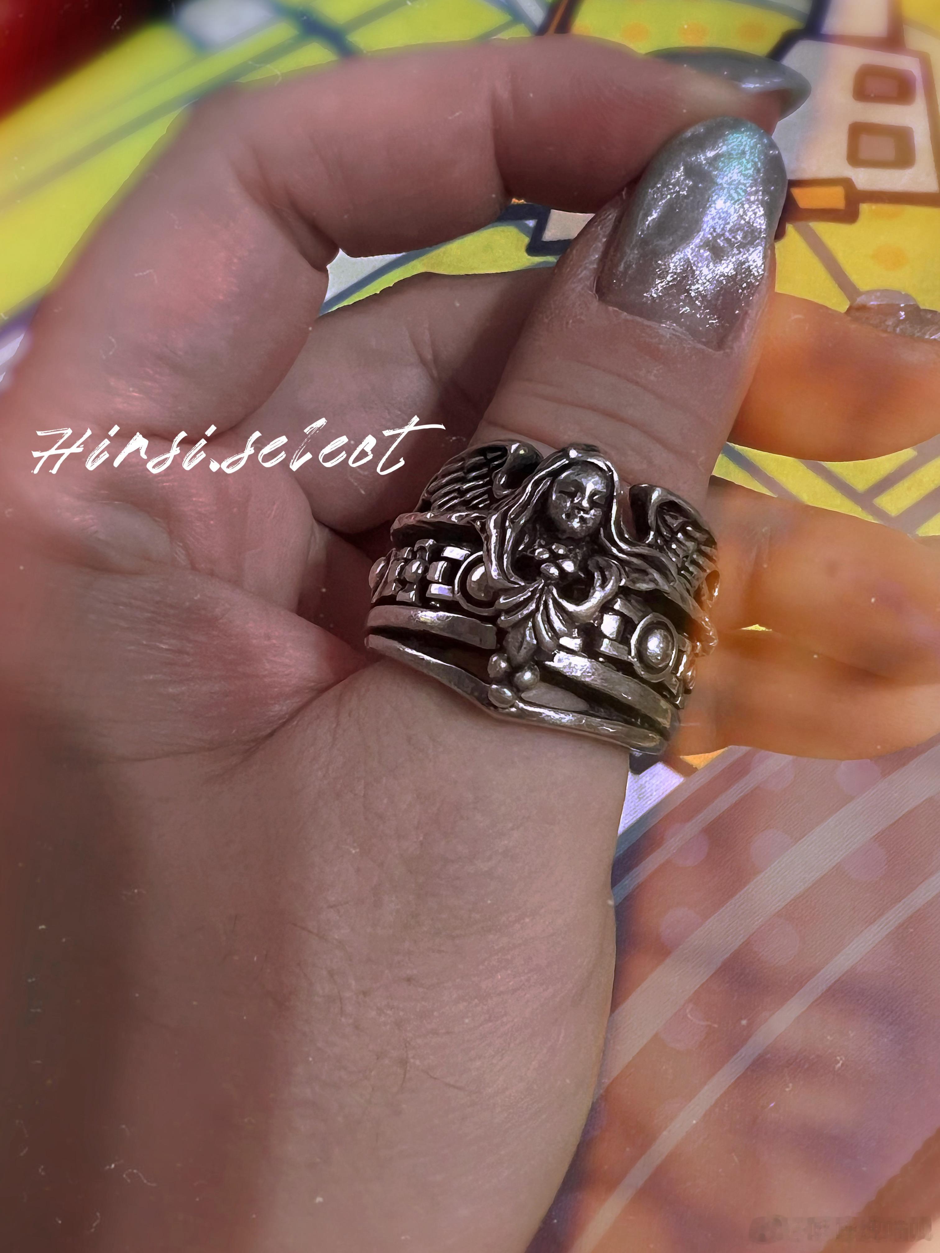 所有人欣赏我淘到的超酷的戒指！！！中间的环还可以转就是男式的有点大 
