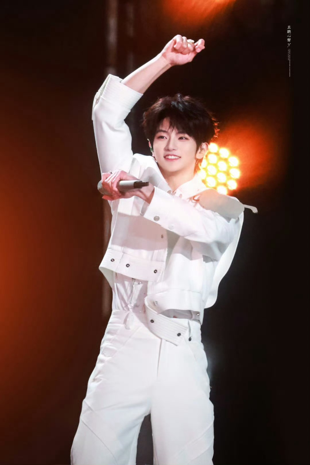 蔡国庆穆祉丞好欢脱这组舞台也可爱了蔡国庆和穆祉丞一曲《白龙马》活力全开歌也好听！