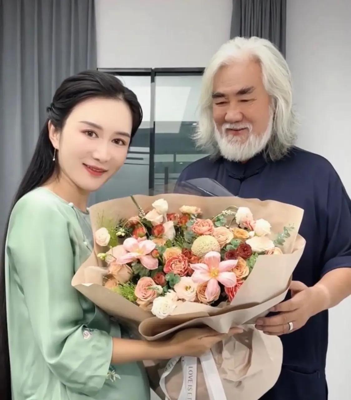 大导演张纪中携爱妻连生四胎。这老爷子不顾自己七八十岁身体，硬是为国家的生育率做出