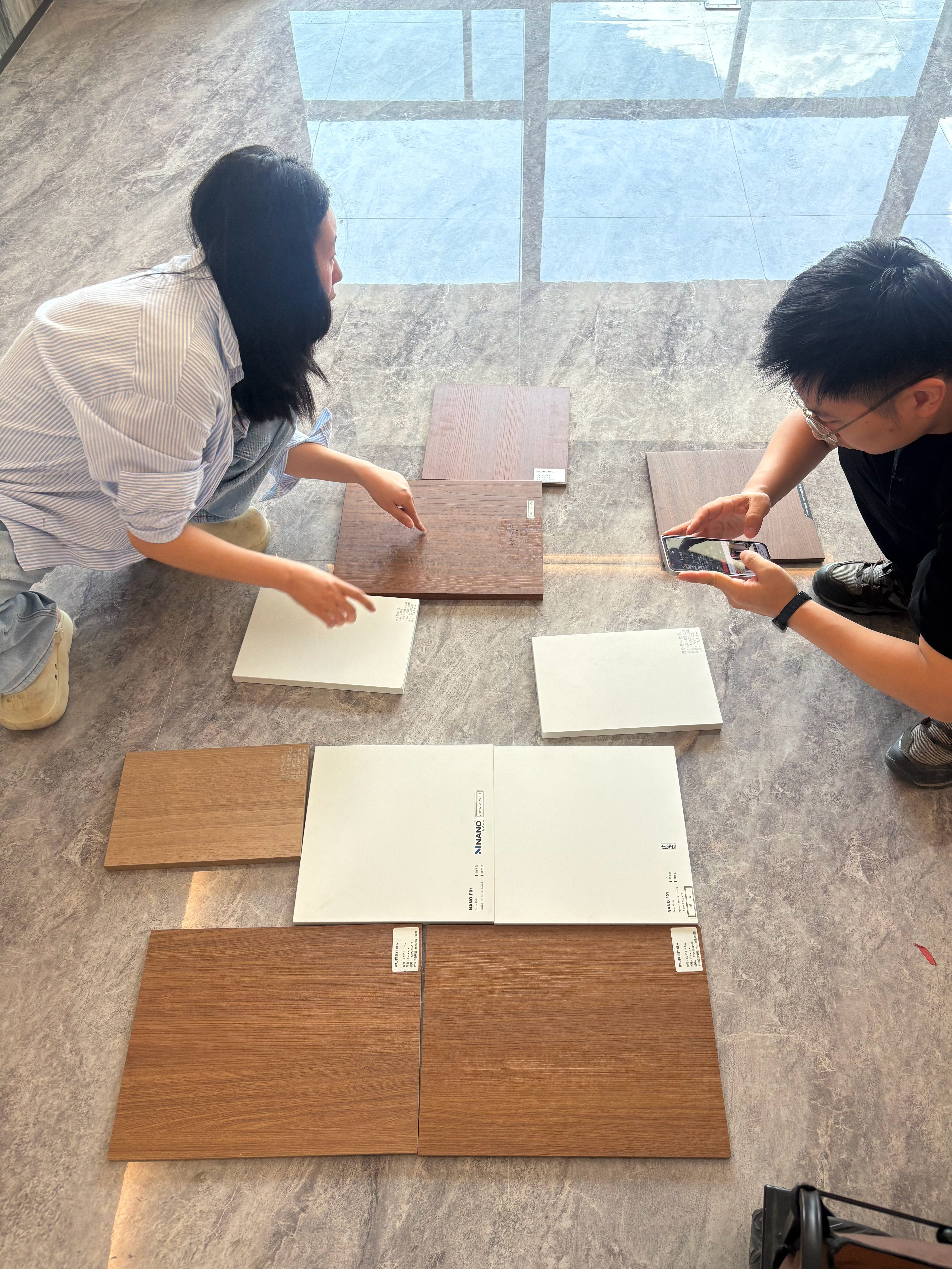 上午约了设计公司和硬改公司，一起来新家对方案，顺便确定下地板和柜子板材的颜色。动