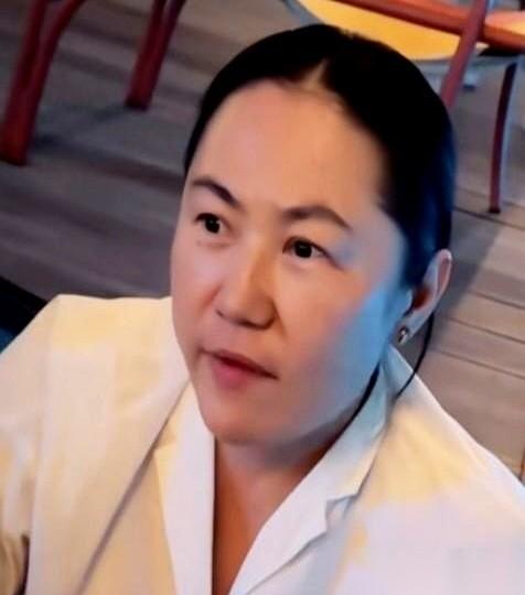 57岁了。
还在扯着嗓子向全世界喊：“他没给我四合院！没给我一百万！没祝我生日快