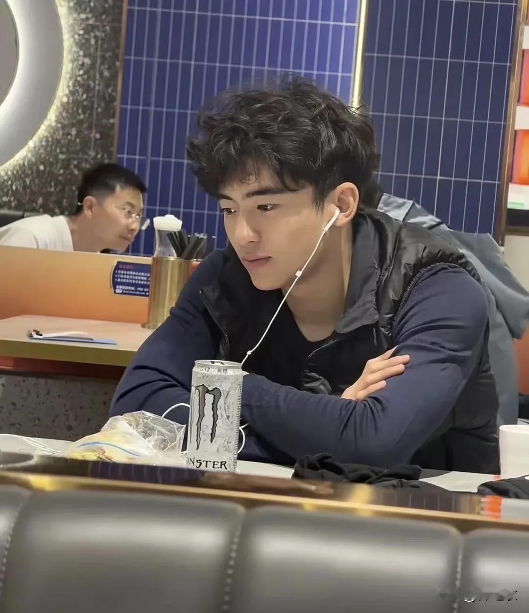 客观的说，谢霆锋大儿子精致度跟他爸爸差不多，毕竟大家也别神话谢霆锋的颜值。

因