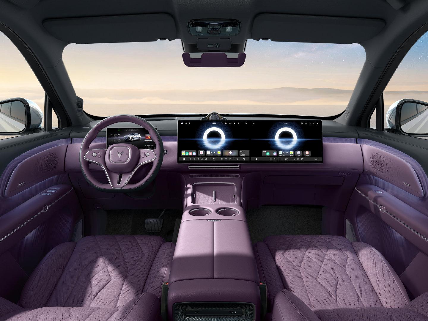 岚图泰山X8内饰来了，首发华为双联屏，其实和理想的屏幕是一类，设计风格挺简约的，