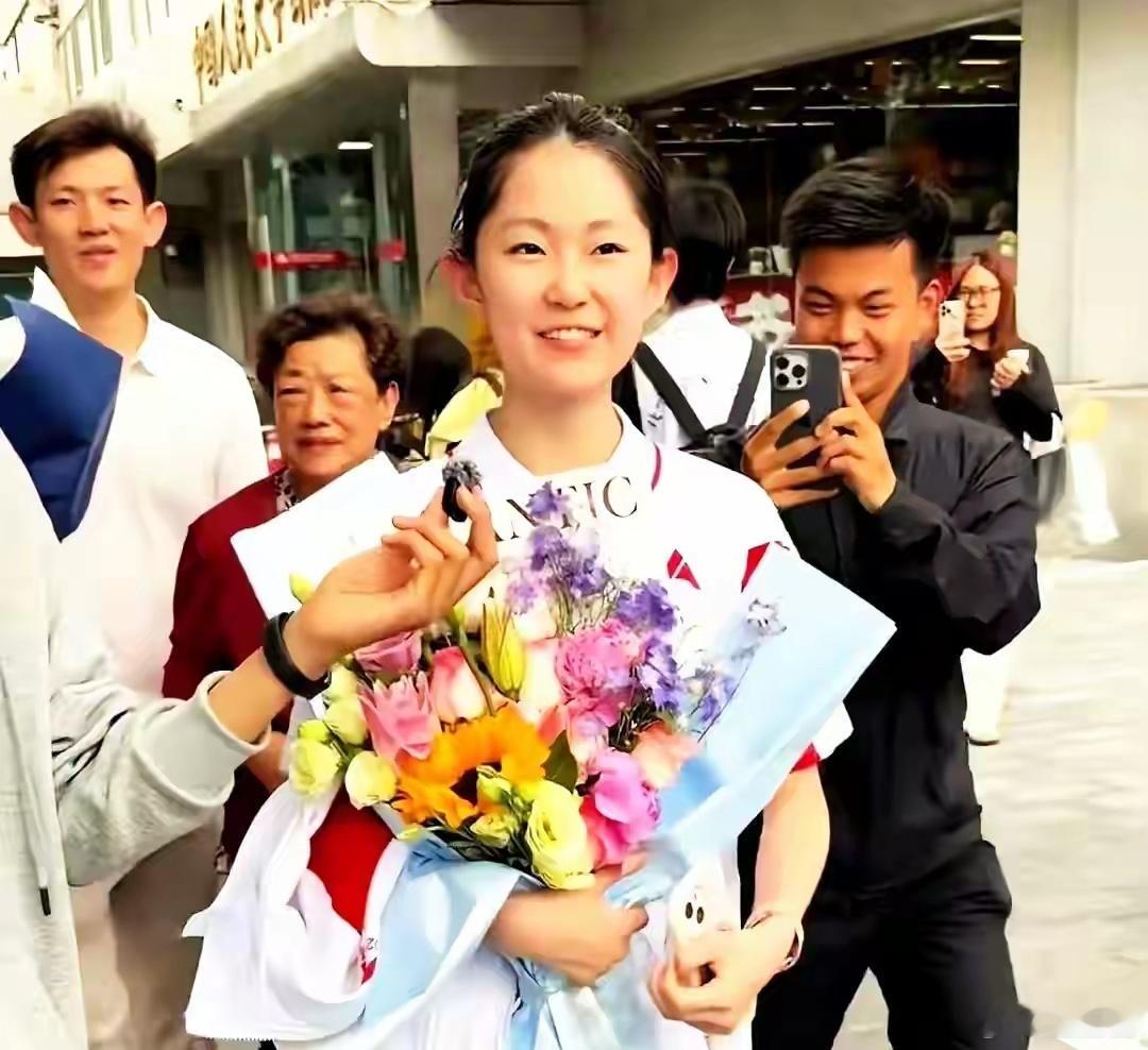 人大附中考生受访被吐槽太装，成绩曝光后，嘲讽她的网友集体沉默 