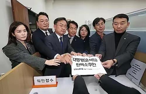 宠妻魔尹大总统终究还是未逃出青瓦台魔咒。前天晚上，因为一个女人包包，尹锡悦把韩国
