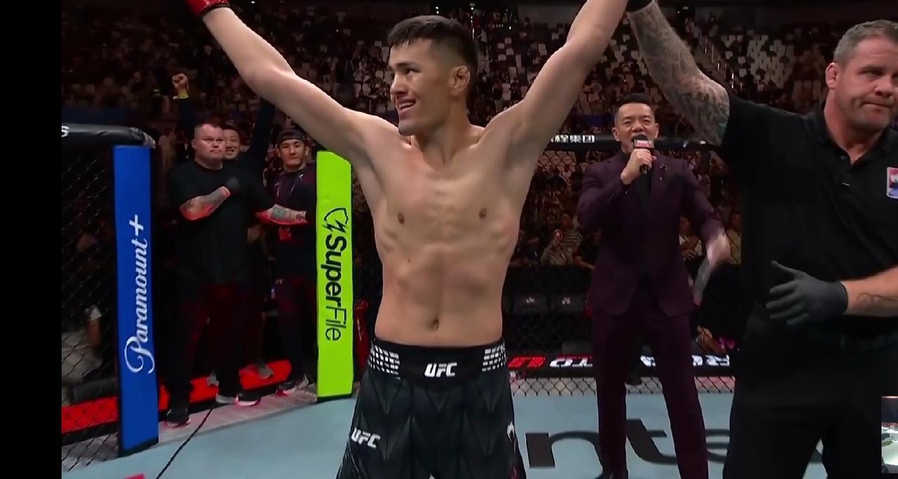 刚刚，UFC精英之路的主赛由我国选手马合沙特一回合断头台降伏弗劳尔斯！对手弗劳尔