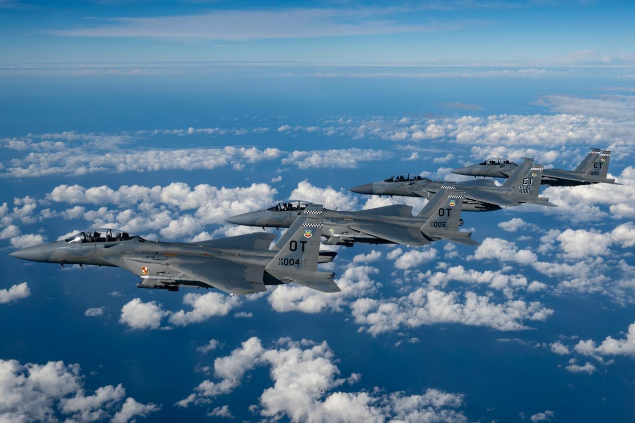 墨西哥湾上空的F-15机群……
美国f16战机