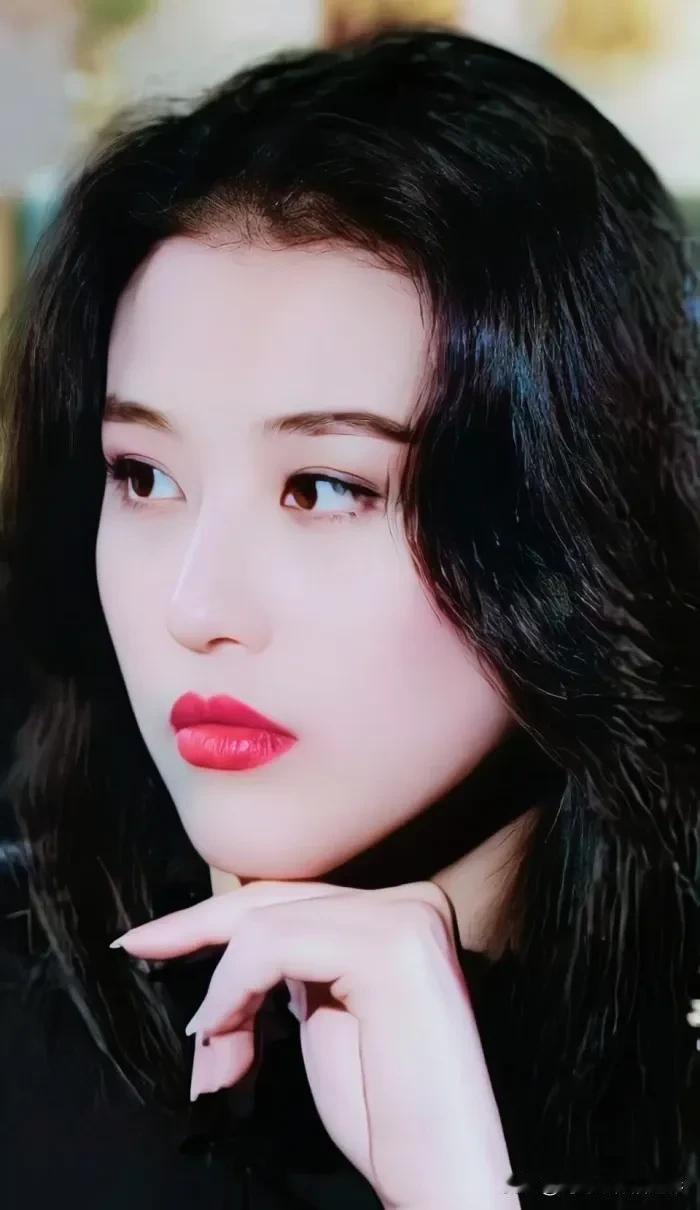 红唇轻抿，眉目如画🌼周海媚