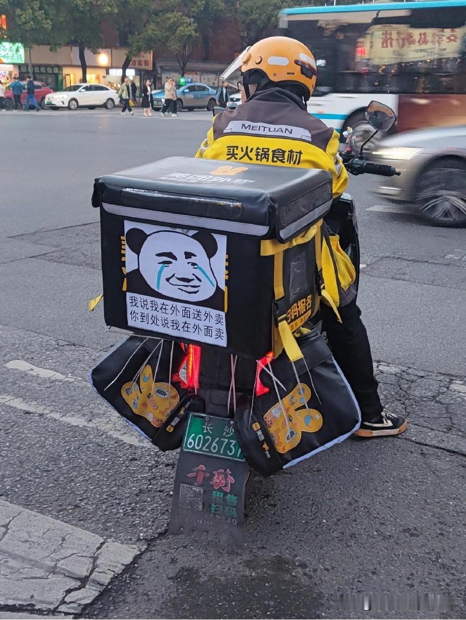 我认为不能！
不建议长期吃，
偶尔解馋无妨。
长期以外卖当主食
会严重危害健康。