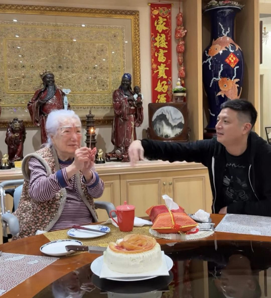 101岁余宝珠和儿子林建岳、孙子林孝贤一起庆祝生日，老太太已经满头白发了，但精神