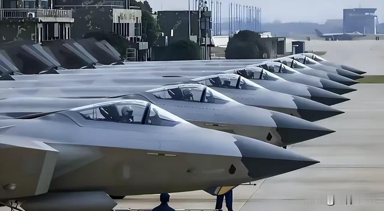 中俄轰炸机联合巡航 日本罕
见出动F-35跟踪监视
2025年12月9日中俄第十