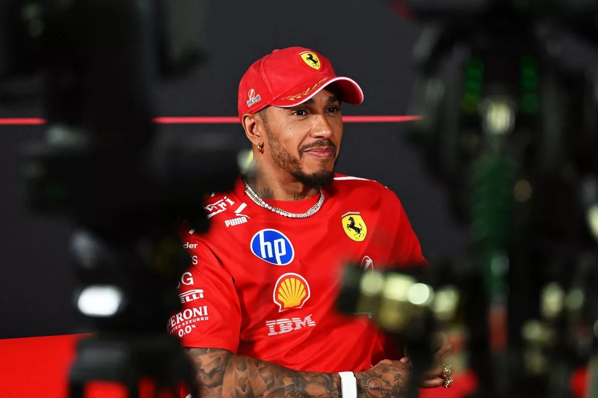 F1 霍纳与法拉利传出绯闻之际，汉密尔顿对比瓦塞尔表达了强烈支持汉密尔顿：“我认