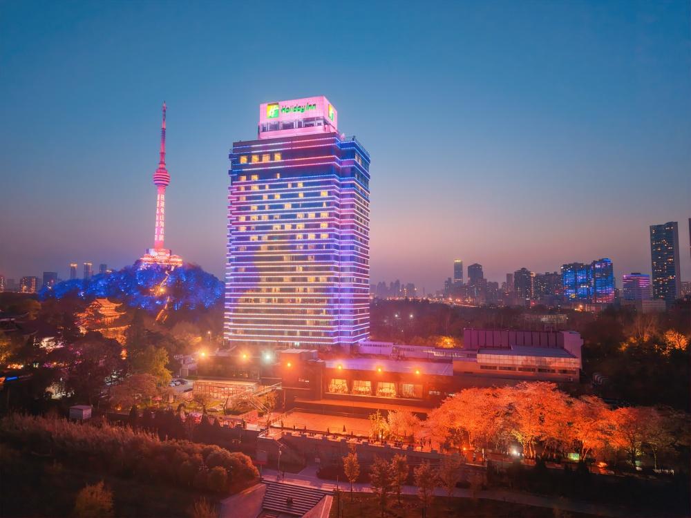 【晴川饭店樱花迎尾声】武汉多数中樱已凋零长叶，晴川饭店的中樱仍在绽放，正值今年最