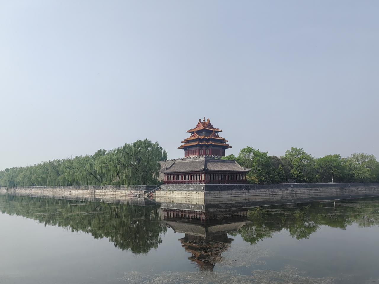 先绕故宫护城河溜达溜达。
    [呲牙][呲牙][呲牙]，只要天津，北京要门票