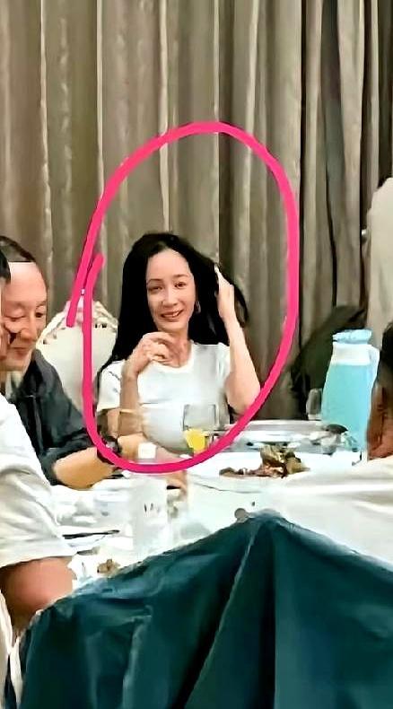 机场素颜照一出，杨幂被拍到眼角细纹、法令纹、脸凹，瞬间热搜。
 
有人惊掉下巴，