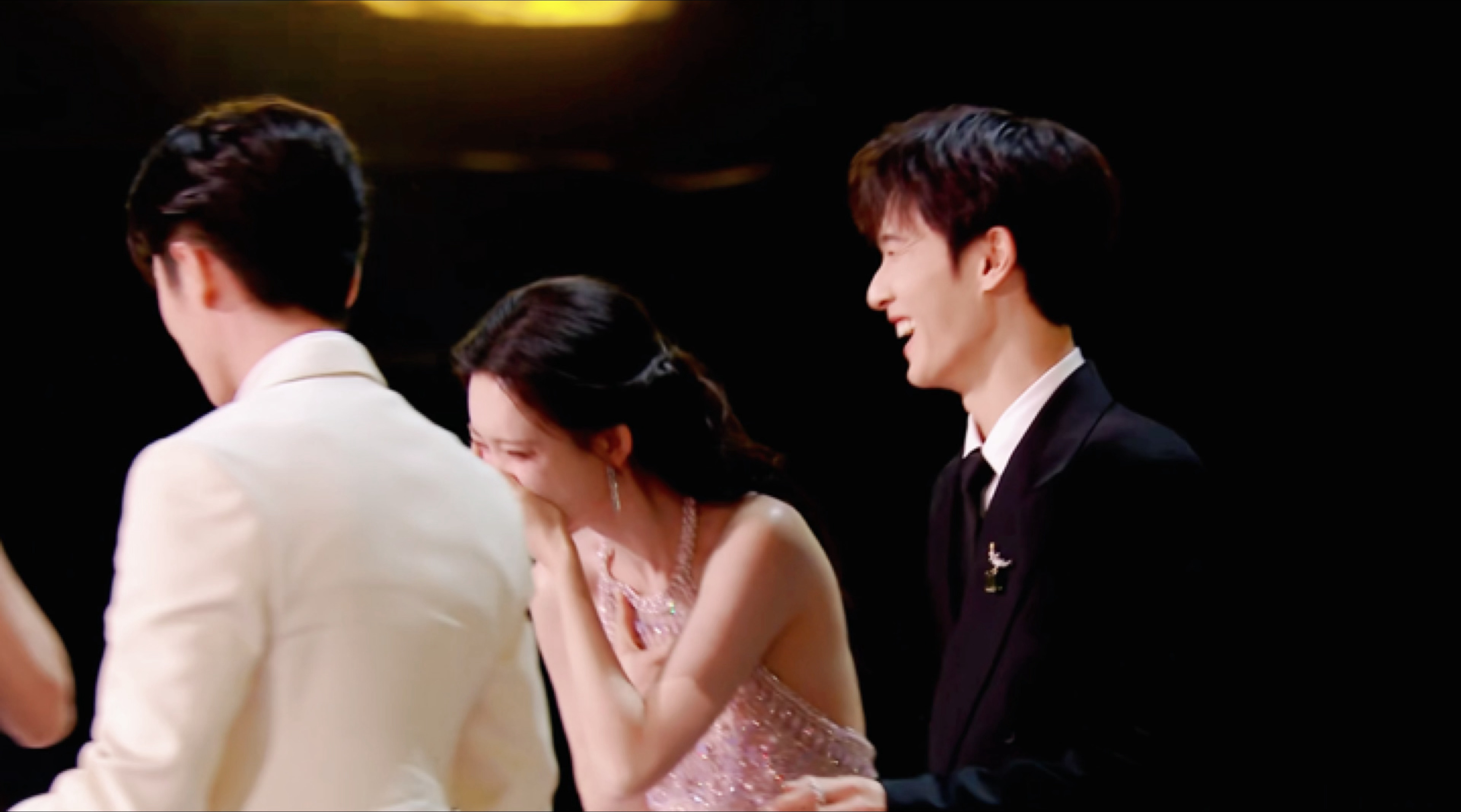 孟子义摔了，李昀锐一边笑着摆手安慰大家没事一边默默走到美孟裙尾帮忙看着，这个昀牵