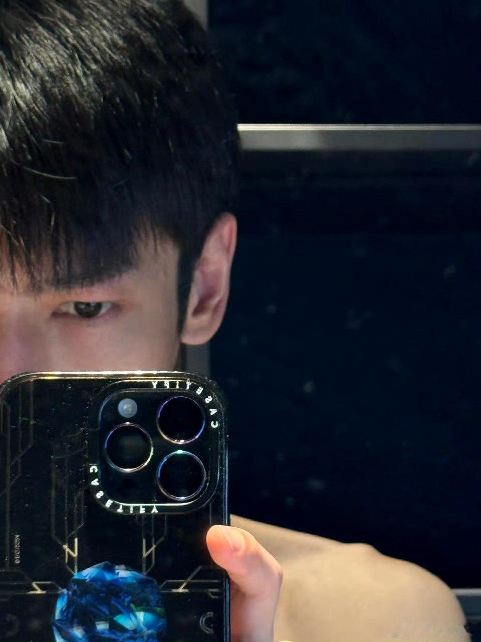 罗云熙今日营业照，这是光膀子？能不能发全身照！！！ 
