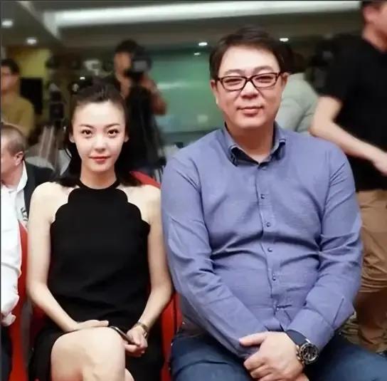 这是父女？错！这是夫妻。哈哈，没想到吧，高亚麟的老婆居然那么年轻漂亮，怎么看怎么