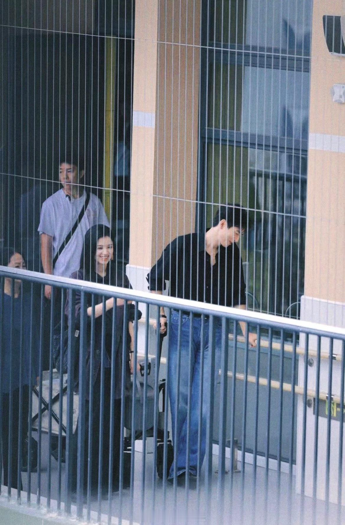 终于见到新鲜的李现和张婧仪！！李现张婧仪雾里青首个同框李现张婧仪雾里青的同框路透