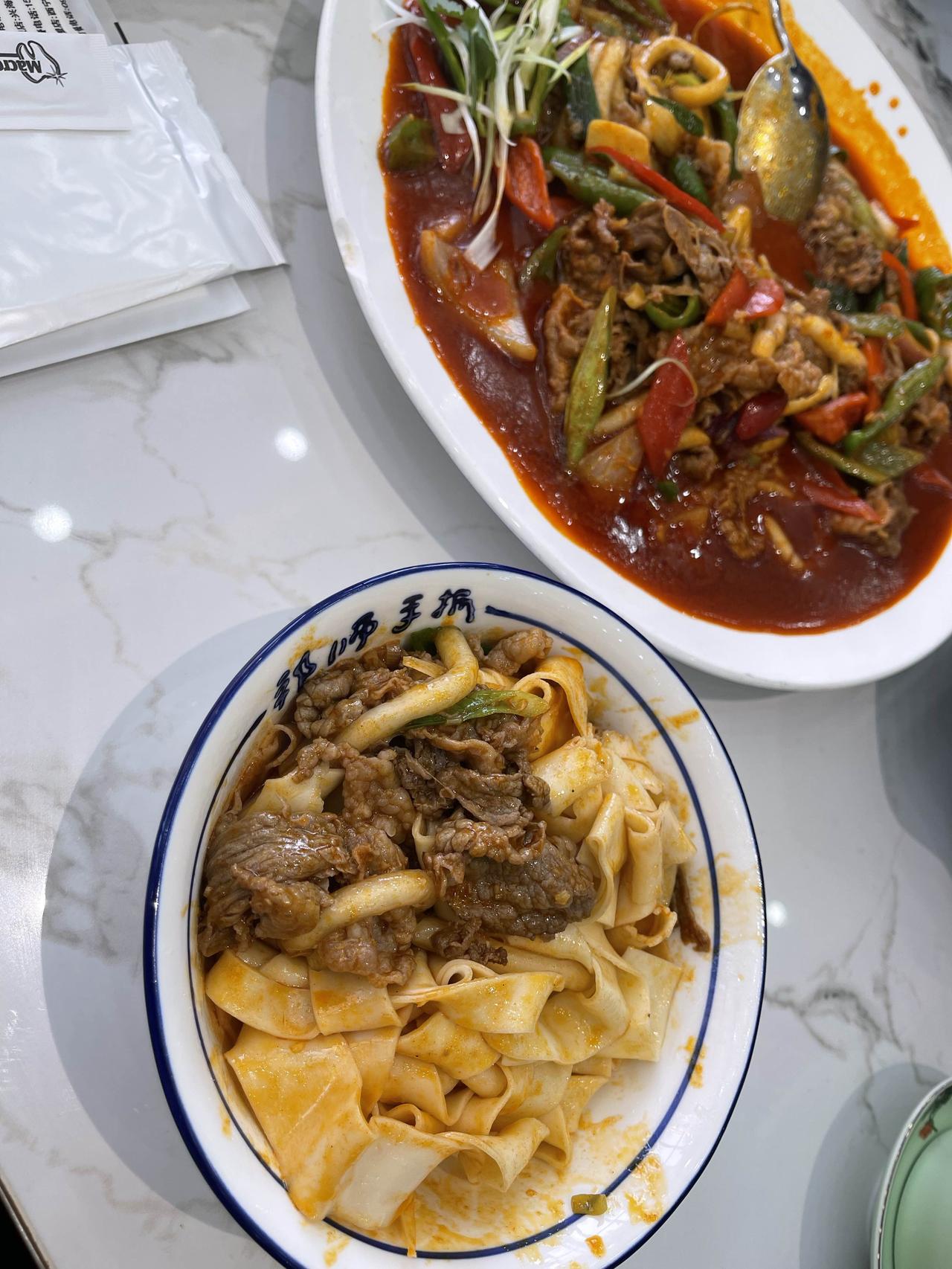 今天家里停水，中午去外面吃饭。

盐场堡祁师手抓，应该是新店，三份菜，一碗白皮面