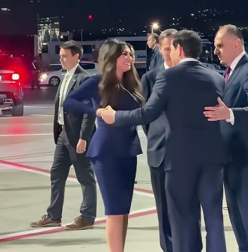美国国务卿卢比奥去希腊访问时，在机场迎接的有美国驻希腊大使吉尔福伊尔，她搂着卢比