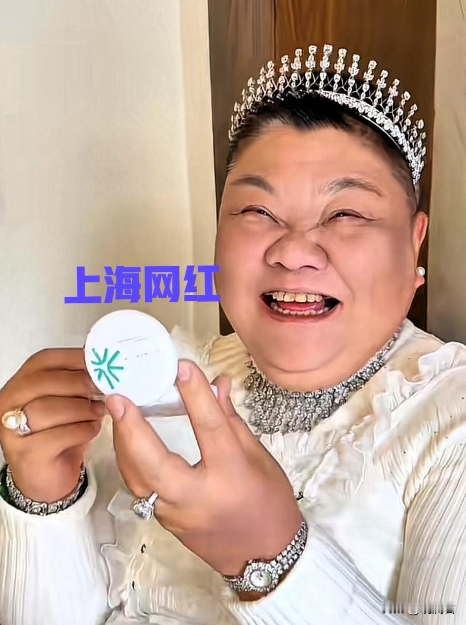 上海安福路的街头，总能见到这位特别的“小公主”。她不是被岁月呵护的少女，却好似自