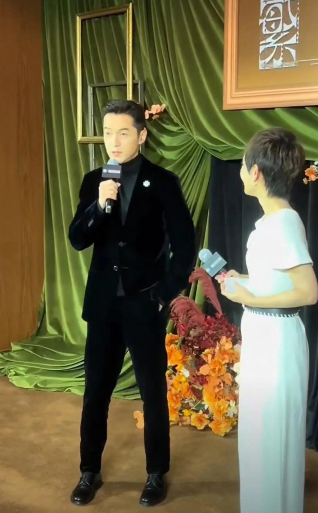 胡歌、唐嫣《繁花》首映礼生图，两个人的状态太好了！造型干练利落，低调复古之中点点