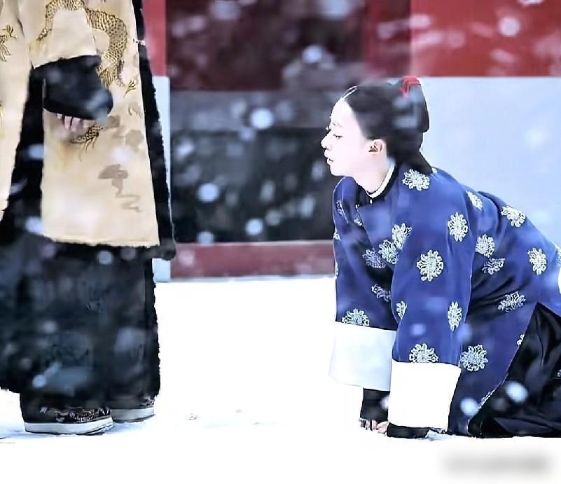 魏璎珞在大雪里一步一叩首，把膝盖跪烂了也不肯说那句不爱傅恒。这姑娘当年的骨头，比