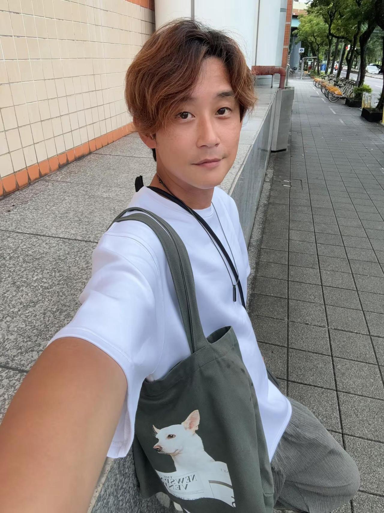 今天下雨莉絲不能一起出門，就背個莉絲包吧～晚上直播見～陈乃荣 陈乃荣2026演唱