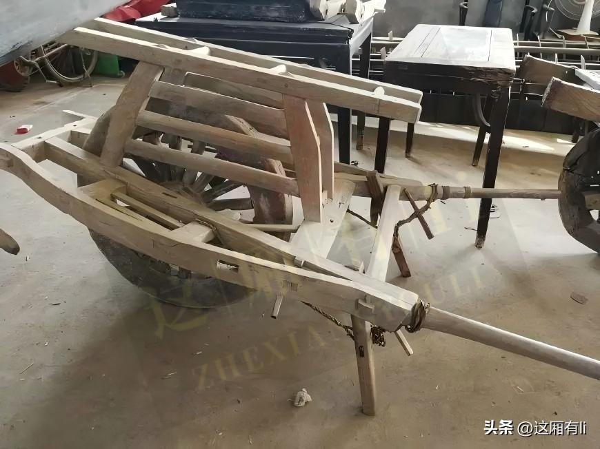 农村老物件,你家还有保留吗?
满身木纹刻满奔波岁月，单轮木架结实厚重，粗麻绳牢牢