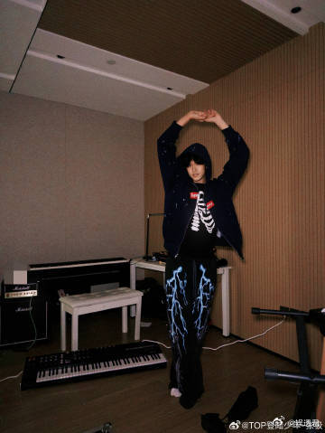 赵丽颖站姐发了张极 赵丽颖站姐分享05后才子张极，让大家看到了新一代男歌手的魅力